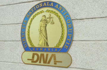 Un consilier şi un secretar în MAI, urmăriţi penal de DNA